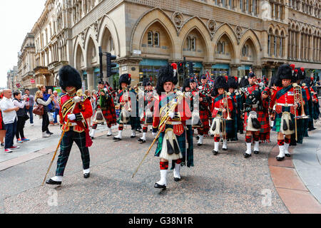 Glasgow, Ecosse, Royaume-Uni. 9 juin, 2016. Glasgow a célébré le retour de la parade Royal Highland Fusiliers après le succès de 4 mois en Afghanistan. Les rues bordées de spectateurs, encourageant les soldats qui ont marché par et le prévôt de Glasgow, Sadie Docherty, leur a souhaité la bienvenue accueil au nom de la ville de Glasgow. Credit : Findlay/Alamy Live News Banque D'Images