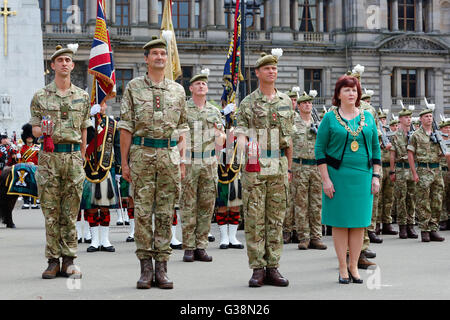 Glasgow, Ecosse, Royaume-Uni. 9 juin, 2016. Glasgow a célébré le retour de la parade Royal Highland Fusiliers après le succès de 4 mois en Afghanistan. Les rues bordées de spectateurs, encourageant les soldats qui ont marché par et le prévôt de Glasgow, Sadie Docherty, leur a souhaité la bienvenue accueil au nom de la ville de Glasgow. Credit : Findlay/Alamy Live News Banque D'Images