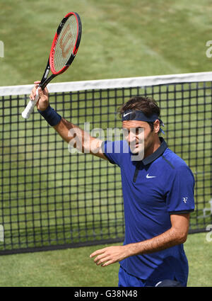 Stuttgart, Allemagne. 9 juin, 2016. Roger Federer à partir de la Suisse réagit après sa victoire contre Taylor Fritz de la nous à l'ATP à la Coupe du Weissenhof à Stuttgart, Allemagne, le 9 juin 2016. Photo : Marijan Murat/dpa/Alamy Live News Banque D'Images