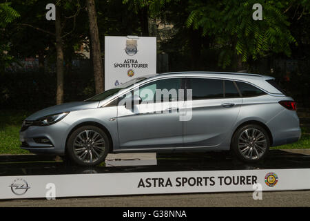 Turin, Italie, 8 juin 2016. Une Opel Astra Sports Tourer Banque D'Images