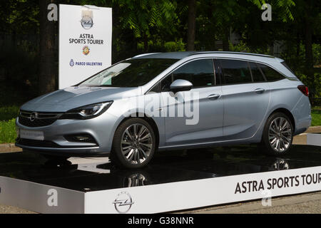 Turin, Italie, 8 juin 2016. Une Opel Astra Sports Tourer Banque D'Images