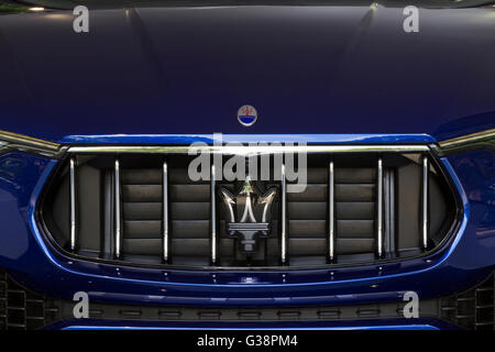 Turin, Italie, 8 juin 2016. Et le logo de calandre sur Maserati Levante Banque D'Images