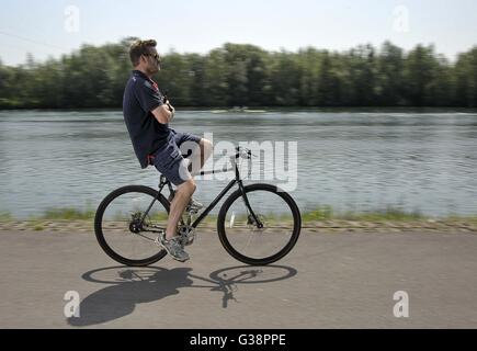 Lacs de Caversham, Berkshire, Royaume-Uni. 9 juin, 2016. Les entraîneurs sur les vélos ride vers le haut et vers le bas avec leurs bateaux et crier instructons. Formation de l'équipe d'aviron pour les Jeux Olympiques de Rio2016. Redgrave Pinsent centre d'aviron. Caversham Lacs. Dans le Berkshire. UK. 09/06/2016. Credit : Sport en images/Alamy Live News Banque D'Images