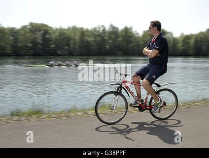 Lacs de Caversham, Berkshire, Royaume-Uni. 9 juin, 2016. Les entraîneurs sur les vélos ride vers le haut et vers le bas avec leurs bateaux et crier instructons. Formation de l'équipe d'aviron pour les Jeux Olympiques de Rio2016. Redgrave Pinsent centre d'aviron. Caversham Lacs. Dans le Berkshire. UK. 09/06/2016. Credit : Sport en images/Alamy Live News Banque D'Images