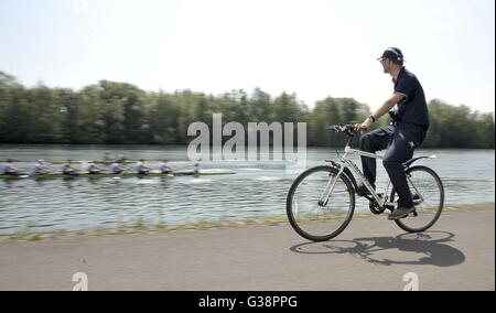 Lacs de Caversham, Berkshire, Royaume-Uni. 9 juin, 2016. Les entraîneurs sur les vélos ride vers le haut et vers le bas avec leurs bateaux et crier instructons. Formation de l'équipe d'aviron pour les Jeux Olympiques de Rio2016. Redgrave Pinsent centre d'aviron. Caversham Lacs. Dans le Berkshire. UK. 09/06/2016. Credit : Sport en images/Alamy Live News Banque D'Images