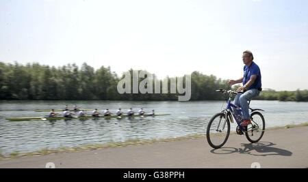 Lacs de Caversham, Berkshire, Royaume-Uni. 9 juin, 2016. Les entraîneurs sur les vélos ride vers le haut et vers le bas avec leurs bateaux et crier instructons. Formation de l'équipe d'aviron pour les Jeux Olympiques de Rio2016. Redgrave Pinsent centre d'aviron. Caversham Lacs. Dans le Berkshire. UK. 09/06/2016. Credit : Sport en images/Alamy Live News Banque D'Images