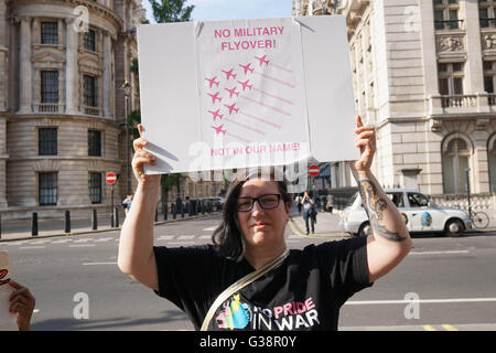 Londres, Royaume-Uni. 9 juin, 2016. Des militants du groupe LGBTQI aucune fierté dans la guerre manifestation devant le ministère de la Défense à l'encontre de BAE Systems dans la participation et les plans d'un défilé par les flèches rouges au Pride Festival. Photo par voir Li Banque D'Images