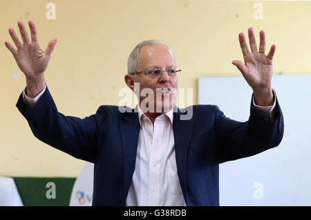 Lima. 5 juin, 2016. Image prise le 5 juin 2016 montre le candidat présidentiel du parti péruviens de changement (PPK), Pedro Pablo Kuczynski, message d'accueil après avoir déposer son vote dans un centre de vote lors du deuxième tour des élections présidentielles, dans le district de San Isidro, à Lima, au Pérou. Économiste péruvien Pedro Pablo Kuczynski sera le prochain président du Pérou, l'Office national des processus électoraux (ONPE) a confirmé à 16 h le jeudi après-midi. © Str/Xinhua/Alamy Live News Banque D'Images