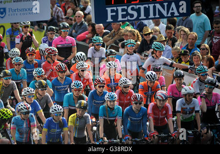 Portsmouth, Hampshire, Royaume-Uni, le 9 juin 2016. Attendre les coureurs à la ligne de départ pour la finale du Grand Prix de remise en forme la matrice de course de rue dans le centre de Portsmouth. @ David Partridge / Alamy Live News Banque D'Images