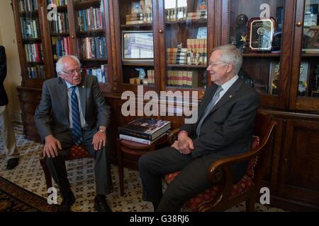 Washington DC, USA. 09Th Juin, 2016. Le candidat démocrate à la présidence des États-Unis et le sénateur Bernie Sanders, gauche, rencontre avec le leader de l'opposition au Sénat Harry Reid sur la colline du Capitole, le 9 juin 2016 à Washington, DC. Plus tôt Sanders rencontrer le président américain Barack Obama à l'heure et dit ensuite qu'il travail pour empêcher l'atout de Donald de devenir président. Credit : Planetpix/Alamy Live News Banque D'Images