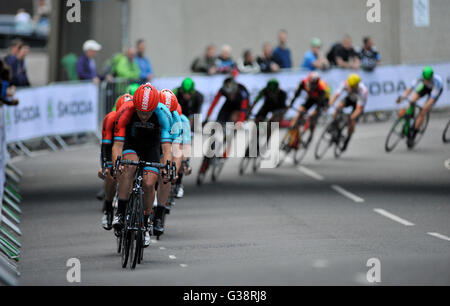 Portsmouth, Hampshire, Royaume-Uni, le 9 juin 2016. Pearl Izumi Tour Series Stade 10 soir course de rue dans le centre de Portsmouth. Riders grimper passé Portsmouth's Library. @ David Partridge / Alamy Live News Banque D'Images