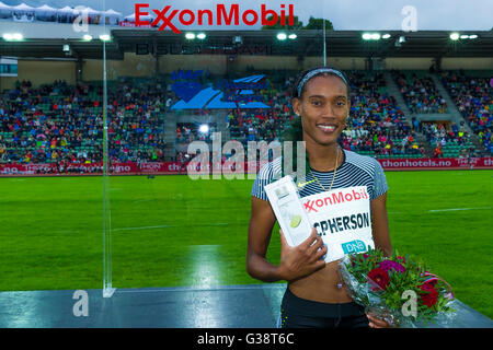 Oslo, Norvège. 09Th Juin, 2016. Diamond League Bislett Games. Stephenie Ann McPherson de la Jamaïque vainqueur du 400 m dames au cours de la Ligue de diamant de l'IAAF tenue à Exxon Mobil Bislett Games d'Oslo, Norvège. Credit : Action Plus Sport/Alamy Live News Banque D'Images