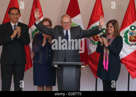 Lima, Pérou. 9 juin, 2016. Candidat à l'élection présidentielle péruvienne Pedro Pablo Kuczynski (2e R) réagit en offrant une déclaration après le rapport de l'Office national des processus électoraux (ONPE, pour son sigle en espagnol) sur les résultats du second tour de l'élection présidentielle, à Lima, Pérou, le 9 juin 2016. Économiste péruvien Pedro Pablo Kuczynski sera le prochain président du Pérou, l'Office national des processus électoraux (ONPE) a confirmé à 16 h le jeudi après-midi. © Vidal Tarqui/ANDINA/Xinhua/Alamy Live News Banque D'Images