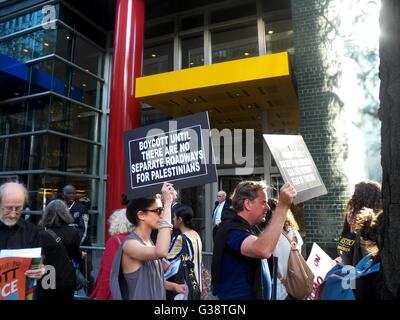 New York, USA. 09Th Juin, 2016. Manifestants devant le bureau du gouverneur Andrew Cuomo à New York, beaucoup de voir le gouverneur Cuomo's Credit : Mark Apollo/Alamy Live News Banque D'Images