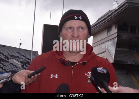 Auckland, Nouvelle-Zélande. 10 Juin, 2016. L'équipe de rugby du Pays de Galles l'entraîneur adjoint, Neil Jenkins parle aux médias après la session kicker le 10 juin à Auckland, en Nouvelle-Zélande. Pays de Galles sont prévues pour jouer contre la Nouvelle-Zélande tous les Noirs demain soir. Credit : Shirley Kwok/Pacific Press/Alamy Live News Banque D'Images