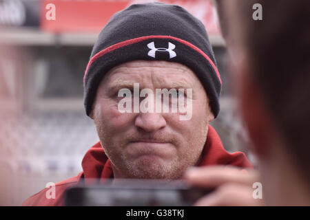 Auckland, Nouvelle-Zélande. 10 Juin, 2016. L'équipe de rugby du Pays de Galles l'entraîneur adjoint, Neil Jenkins parle aux médias après la session kicker le 10 juin à Auckland, en Nouvelle-Zélande. Pays de Galles sont prévues pour jouer contre la Nouvelle-Zélande tous les Noirs demain soir. Credit : Shirley Kwok/Pacific Press/Alamy Live News Banque D'Images