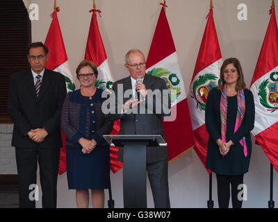 Lima, Pérou. 9 juin, 2016. Pedro Pablo Kuczynski, président virtuel du Pérou, donne sa première conférence de presse. De gauche à droite Martin Vizcarra, Nancy Ann Lang, Pedro Pablo Kuczynski, Mercedes Araoz Crédit : Carlos García Granthon/Alamy Live News Banque D'Images