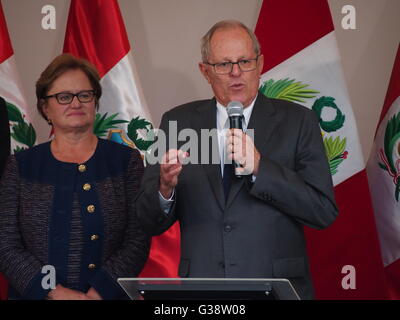 Lima, Pérou. 9 juin, 2016. Pedro Pablo Kuczynski, président virtuel du Pérou, donne sa première conférence de presse. De gauche à droite Nancy Ann Lang, Pedro Pablo Kuczynski Crédit : Carlos García Granthon/Alamy Live News Banque D'Images