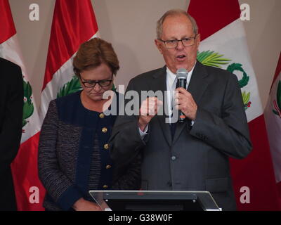 Lima, Pérou. 9 juin, 2016. Pedro Pablo Kuczynski, président virtuel du Pérou, donne sa première conférence de presse. De gauche à droite Nancy Ann Lang, Pedro Pablo Kuczynski Crédit : Carlos García Granthon/Alamy Live News Banque D'Images