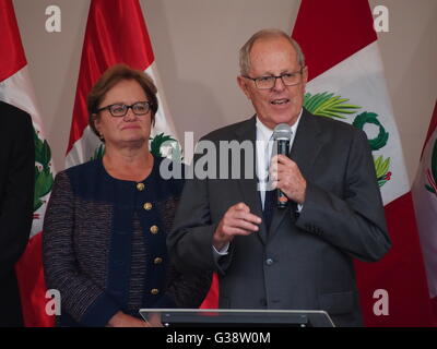 Lima, Pérou. 9 juin, 2016. Pedro Pablo Kuczynski, président virtuel du Pérou, donne sa première conférence de presse. De gauche à droite Nancy Ann Lang, Pedro Pablo Kuczynski Crédit : Carlos García Granthon/Alamy Live News Banque D'Images