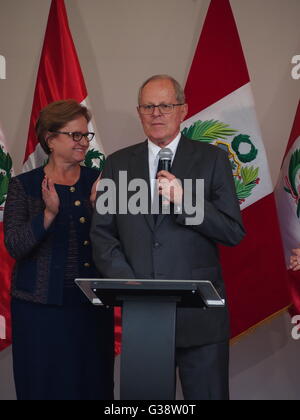 Lima, Pérou. 9 juin, 2016. Pedro Pablo Kuczynski, président virtuel du Pérou, donne sa première conférence de presse. De gauche à droite Nancy Ann Lang, Pedro Pablo Kuczynski Crédit : Carlos García Granthon/Alamy Live News Banque D'Images