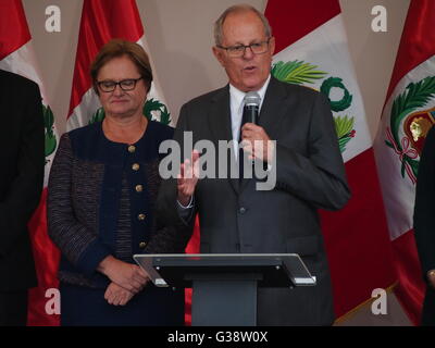 Lima, Pérou. 9 juin, 2016. Pedro Pablo Kuczynski, président virtuel du Pérou, donne sa première conférence de presse. De gauche à droite Nancy Ann Lang, Pedro Pablo Kuczynski Crédit : Carlos García Granthon/Alamy Live News Banque D'Images