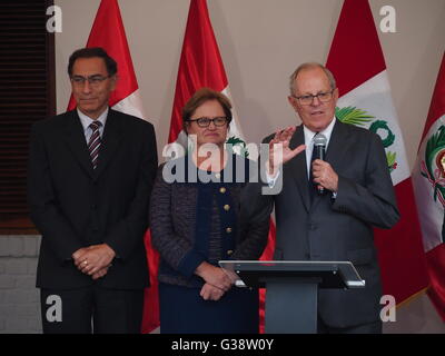 Lima, Pérou. 9 juin, 2016. Pedro Pablo Kuczynski, président virtuel du Pérou, donne sa première conférence de presse. De gauche à droite Martin Vizcarra, Nancy Ann Lang, Pedro Pablo Kuczynski, Crédit : Carlos García Granthon/Alamy Live News Banque D'Images