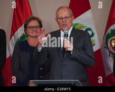 Lima, Pérou. 9 juin, 2016. Pedro Pablo Kuczynski, président virtuel du Pérou, donne sa première conférence de presse. De gauche à droite Nancy Ann Lang, Pedro Pablo Kuczynski Crédit : Carlos García Granthon/Alamy Live News Banque D'Images