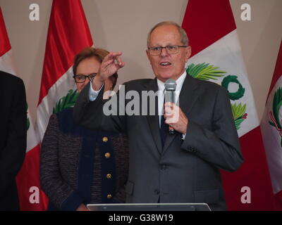 Lima, Pérou. 9 juin, 2016. Pedro Pablo Kuczynski, président virtuel du Pérou, donne sa première conférence de presse. De gauche à droite Nancy Ann Lang, Pedro Pablo Kuczynski Crédit : Carlos García Granthon/Alamy Live News Banque D'Images