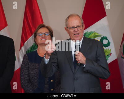 Lima, Pérou. 9 juin, 2016. Pedro Pablo Kuczynski, président virtuel du Pérou, donne sa première conférence de presse. De gauche à droite Nancy Ann Lang, Pedro Pablo Kuczynski Crédit : Carlos García Granthon/Alamy Live News Banque D'Images