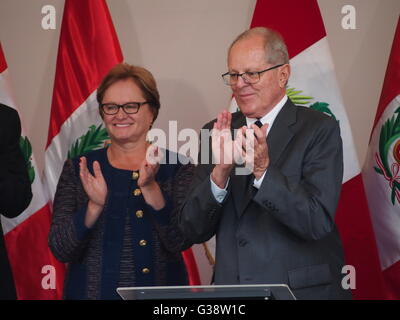 Lima, Pérou. 9 juin, 2016. Pedro Pablo Kuczynski, président virtuel du Pérou, donne sa première conférence de presse. De gauche à droite Nancy Ann Lang, Pedro Pablo Kuczynski Crédit : Carlos García Granthon/Alamy Live News Banque D'Images