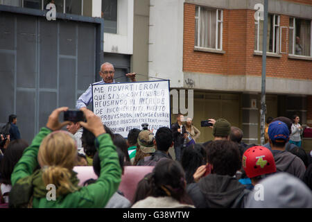 Bogota, Colombie. 09Th Juin, 2016. Une marche pacifique a eu lieu aujourd'hui à Bogota, appelé "Le Stampede", dans lequel des manifestants contre le maire de la ville Enrique Peñalosa et son gouvernement, en exigeant la révocation de son mandat. Credit : Andres Moreno/Pacific Press/Alamy Live News Banque D'Images