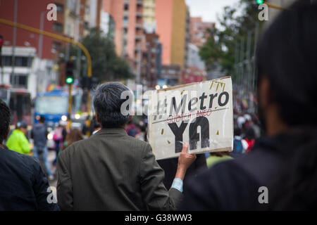 Bogota, Colombie. 09Th Juin, 2016. Une marche pacifique a eu lieu aujourd'hui à Bogota, appelé "Le Stampede", dans lequel des manifestants contre le maire de la ville Enrique Peñalosa et son gouvernement, en exigeant la révocation de son mandat. Credit : Andres Moreno/Pacific Press/Alamy Live News Banque D'Images