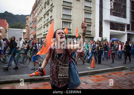 Bogota, Colombie. 09Th Juin, 2016. Une marche pacifique a eu lieu aujourd'hui à Bogota, appelé "Le Stampede", dans lequel des manifestants contre le maire de la ville Enrique Peñalosa et son gouvernement, en exigeant la révocation de son mandat. Credit : Andres Moreno/Pacific Press/Alamy Live News Banque D'Images