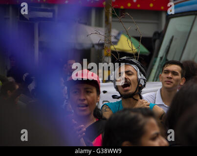 Bogota, Colombie. 09Th Juin, 2016. Une marche pacifique a eu lieu aujourd'hui à Bogota, appelé "Le Stampede", dans lequel des manifestants contre le maire de la ville Enrique Peñalosa et son gouvernement, en exigeant la révocation de son mandat. Credit : Andres Moreno/Pacific Press/Alamy Live News Banque D'Images