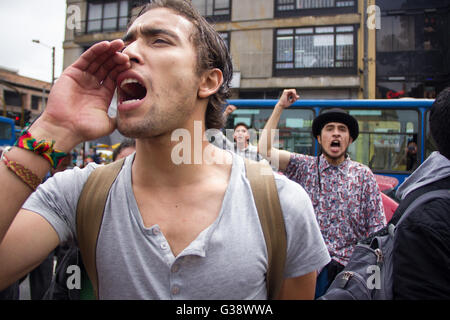 Bogota, Colombie. 09Th Juin, 2016. Une marche pacifique a eu lieu aujourd'hui à Bogota, appelé "Le Stampede", dans lequel des manifestants contre le maire de la ville Enrique Peñalosa et son gouvernement, en exigeant la révocation de son mandat. Credit : Andres Moreno/Pacific Press/Alamy Live News Banque D'Images