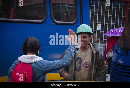 Bogota, Colombie. 09Th Juin, 2016. Une marche pacifique a eu lieu aujourd'hui à Bogota, appelé "Le Stampede", dans lequel des manifestants contre le maire de la ville Enrique Peñalosa et son gouvernement, en exigeant la révocation de son mandat. Credit : Andres Moreno/Pacific Press/Alamy Live News Banque D'Images