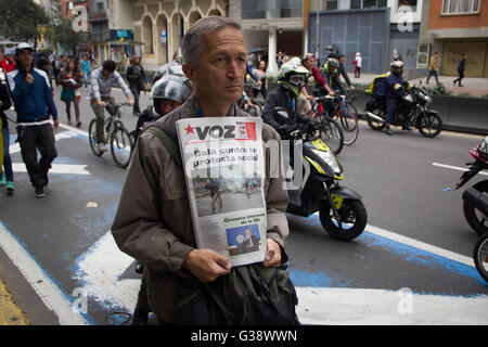 Bogota, Colombie. 09Th Juin, 2016. Une marche pacifique a eu lieu aujourd'hui à Bogota, appelé "Le Stampede", dans lequel des manifestants contre le maire de la ville Enrique Peñalosa et son gouvernement, en exigeant la révocation de son mandat. Credit : Andres Moreno/Pacific Press/Alamy Live News Banque D'Images