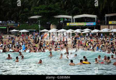 Sanya, province de Hainan en Chine. 9 juin, 2016. Les résidents se 'dragon baignoire' sur la plage pendant le Festival du bateau-dragon vacances à Sanya, Chine du sud de la province de Hainan, le 9 juin 2016. Des résidents ont une tradition d'avoir une baignoire 'ambulance' dans la mer pendant le Festival du bateau-dragon qui souhaitent pour une bonne santé. Credit : Sha Xiaofeng/Xinhua/Alamy Live News Banque D'Images