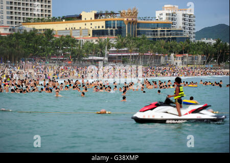 Sanya, province de Hainan en Chine. 9 juin, 2016. Les résidents se 'dragon baignoire' sur la plage pendant le Festival du bateau-dragon vacances à Sanya, Chine du sud de la province de Hainan, le 9 juin 2016. Des résidents ont une tradition d'avoir une baignoire 'ambulance' dans la mer pendant le Festival du bateau-dragon qui souhaitent pour une bonne santé. Credit : Sha Xiaofeng/Xinhua/Alamy Live News Banque D'Images