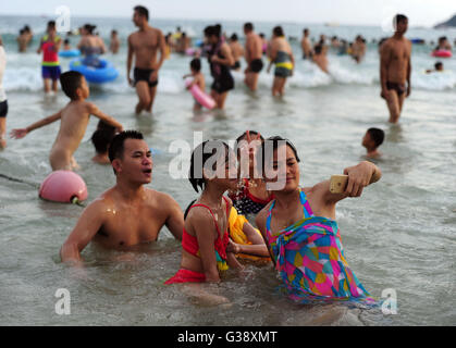 Sanya, province de Hainan en Chine. 9 juin, 2016. Les résidents se 'dragon baignoire' sur la plage pendant le Festival du bateau-dragon vacances à Sanya, Chine du sud de la province de Hainan, le 9 juin 2016. Des résidents ont une tradition d'avoir une baignoire 'ambulance' dans la mer pendant le Festival du bateau-dragon qui souhaitent pour une bonne santé. Credit : Sha Xiaofeng/Xinhua/Alamy Live News Banque D'Images