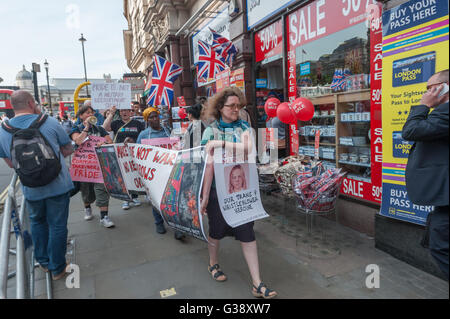 Londres, Royaume-Uni. 9 juin 2016. 'Pas de fierté à la guerre", y compris les manifestants et militaires, anciens combattants de la gay pride en mars à un rassemblement à l'extérieur de Whitehall le ministère de la Défense pour protester à propos de l'autopont de militaires par la RAF, des flèches rouges annoncé pour la fierté 2016. Ils ont exigé l'annulation de l'passage aérien et le retrait de fabricant d'armes BAE Systems de la parade indiquant que célébrer et à promouvoir les institutions de la guerre et ceux qui tirent profit de la guerre à l'échelle mondiale est un affront aux valeurs que la fierté a été construit sur. Peter Marshall/Alamy Live News Banque D'Images