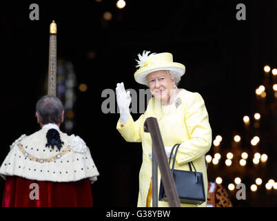 Londres, Royaume-Uni. 10 Juin, 2016. La Grande-Bretagne La reine Elizabeth II (R) arrive à la Cathédrale St Paul pour le Service national d'action de grâce pour marquer le 90e anniversaire de la Reine le 10 juin 2016 à Londres, Grande-Bretagne. Credit : Han Yan/Xinhua/Alamy Live News Banque D'Images