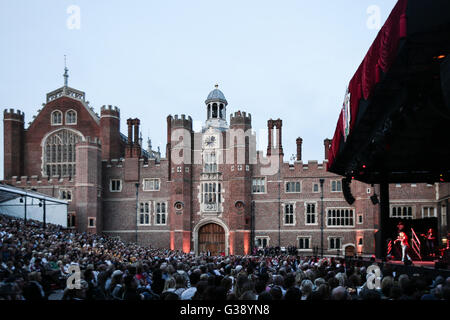 Londres, Royaume-Uni. 9 juin, 2016. Anastacia en live sur une scène en plein air au Palais Royal de Hampton Court près de Londres : Crédit Roger Garfield/Alamy Live News Banque D'Images