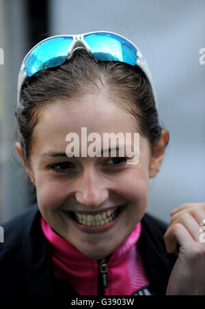 Portsmouth, Hampshire, Royaume-Uni, le 9 juin 2016. Remise en Forme de la matrice de la femme dans l'ensemble de la série Grand Prix Tour gagnant Grace jardinier de Podium de l'équipe d'Ambition après la course @ David Partridge / Alamy Live News Banque D'Images