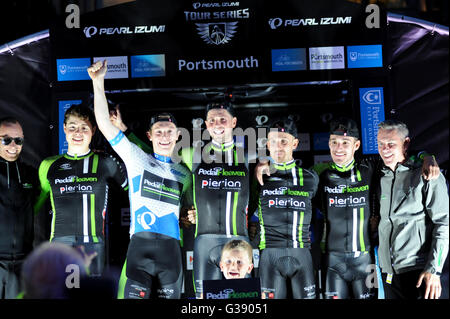 Portsmouth, Hampshire, Royaume-Uni, le 9 juin 2016. Pearl Izumi Tour Stade de l'équipe gagnante de la série 10 Pédale Ciel célébrer sur le podium Crédit : David Partridge/Alamy Live News Banque D'Images