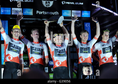 Portsmouth, Hampshire, Royaume-Uni, le 9 juin 2016. Pearl Izumi Tour Series stade 10. Visite d'ensemble de l'équipe gagnante de la série Condor JLT célébrer sur le podium Crédit : David Partridge/Alamy Live News Banque D'Images