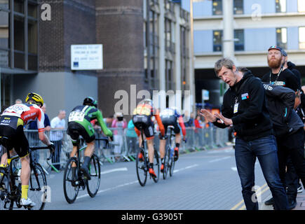 Portsmouth, Hampshire, Royaume-Uni, le 9 juin 2016. Pearl Izumi Tour Series stade 10. Coureurs de l'équipe de Madison - Genèse d'instructions sont données comme ils passent la pitlane Crédit : David Partridge/Alamy Live News Banque D'Images