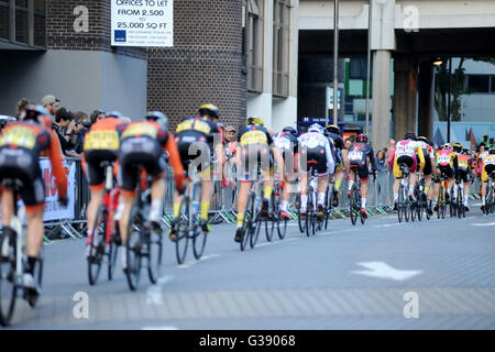 Portsmouth, Hampshire, Royaume-Uni, le 9 juin 2016. Pearl Izumi Tour Series Stade 10 soir course de rue dans le centre de Portsmouth. Le peloton passe la voie des stands. Crédit : David Partridge/Alamy Live News Banque D'Images