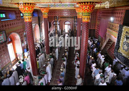 Srinagar, au Cachemire sous contrôle indien. 10 Juin, 2016. Les musulmans du Cachemire offrir des prières pendant le Ramadan à Srinagar, la capitale d'été du Cachemire sous contrôle indien, le 10 juin 2016. Credit : Javed Dar/Xinhua/Alamy Live News Banque D'Images